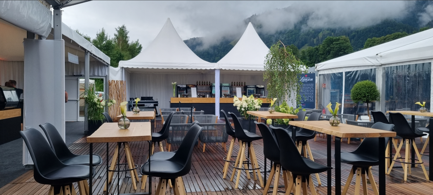 Münzlochner Mietmobiliar – Stilvolle Eventausstattung mit alpinem Flair für Veranstaltungen in ganz Europa